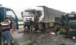 Người dân và CSGT phá cabin cứu hai tài xế ra ngoài sau vụ tai nạn