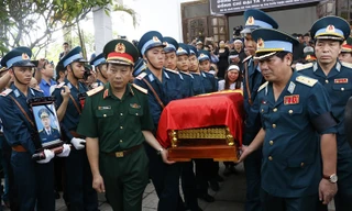 Nghẹn ngào giây phút người thân, đồng đội tiễn đưa hai phi công Su-22