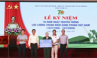 Nhà tài trợ, báo Tiền Phong trao quà cho cựu TNXP Nghệ An ngày truyền thống