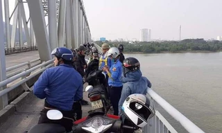 Người đàn ông để lại xe máy nghi nhảy cầu tự tử sau khi ly hôn