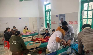 Ăn bánh mì trước cổng trường, 7 học sinh nhập viện cấp cứu