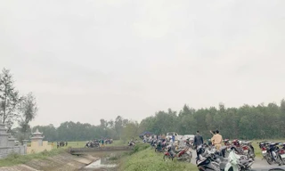 Phát hiện thi thể trong rừng tràm xung quanh là bao tải đựng chó và kích điện