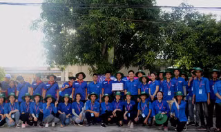 Những 'bông hồng' tình nguyện tiếp sức sỹ tử