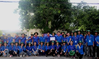 Những 'bông hồng' tình nguyện tiếp sức sỹ tử