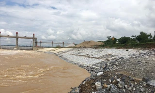 Bờ kè dự án trên 300 tỷ đồng sụt lún, hư hỏng trước khi bão số 7 đổ bộ