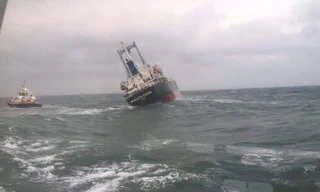Tàu 9000 tấn chìm trên biển Hà Tĩnh, 180 tấn dầu bắt đầu tràn