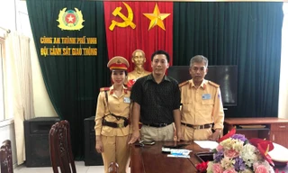 Cảnh sát giao thông TP Vinh trả lại hàng chục triệu đồng cho người đánh rơi