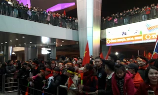 Hàng ngàn người dân Nghệ An chờ đón các tuyển thủ U23 Việt Nam