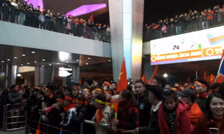 Hàng ngàn người dân Nghệ An chờ đón các tuyển thủ U23 Việt Nam