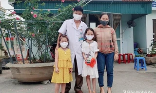 Hai bé gái dùng tiền tiết kiệm trong 5 năm ủng hộ phòng chống COVID-19