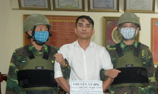 Nam thanh niên mang theo súng đạn để vận chuyển 6 bánh heroin