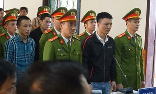 Hoãn phiên tòa xử 4 đối tượng vận chuyển ma túy ôm súng cố thủ trong xe