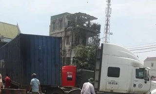 Xe đầu kéo đang lưu thông bỗng đứt đôi giữa quốc lộ 1A, nhiều người hoảng loạn