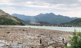 Nhà máy thủy điện Bản Vẽ dọn rác trong lòng hồ