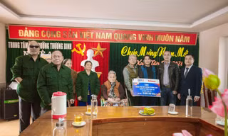 Ngân hàng BIDV, báo Tiền Phong trao quà thương binh ở Nghệ An và Hà Nam