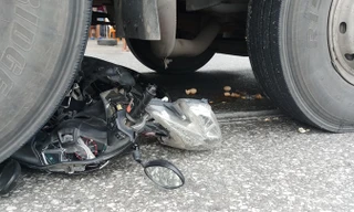 Xe máy bị xe tải cuốn vào gầm, 2 mẹ con tử vong thương tâm