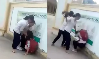 Nữ sinh bị đánh ngay trước cổng trường.