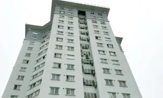 Rơi từ tầng 10 xuống đất, một phụ nữ tử vong