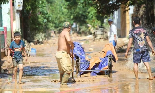 Người dân rốn lũ ngấn nước mắt bới bùn vớt vát tài sản