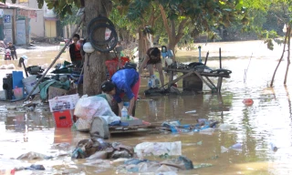 Video: Trận 'đại hồng thủy' biến vật dụng, tài sản của người dân thành rác thải