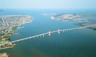 Nhìn từ trên cao cây cầu 950 tỷ đồng nối Nghệ An và Hà Tĩnh