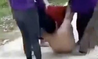 Người đàn bà bị nhóm phụ nữ đánh, lột đồ kéo lê giữa đường nghi mâu thuẫn tiền bạc