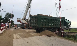 Tàu hỏa đâm văng xe ben khỏi đường ray khi cuộc 'giải cứu' bất thành