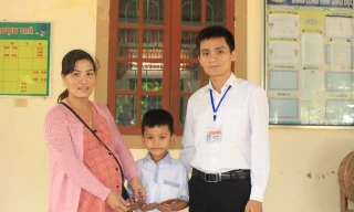 Học sinh lớp 3 nhặt được tiền và vàng đem trả lại người đánh rơi