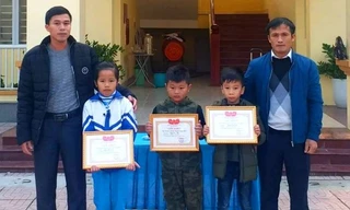 Khen thưởng 3 học sinh có hành động đẹp khi nhặt được của rơi