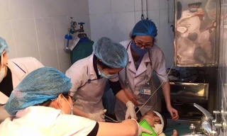 Bé trai bị nhiễm trùng nặng khi chữa bỏng bằng nước mắm và rượu