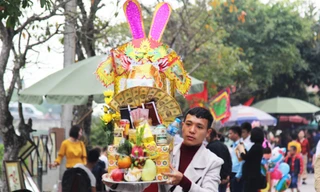 Hàng ngàn du khách dâng hương cầu bình an, phúc lộc tại đền ông Hoàng Mười