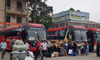 Hàng nghìn người Nghệ An tất bật đón xe khách vào Nam, ra Bắc làm việc