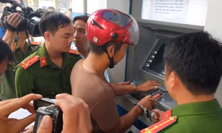 Ba người Trung Quốc dùng thẻ ATM rút tiền của hàng chục khách hàng