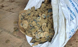 Đào móng nhà, nông dân phát hiện 3 hũ sứ đựng hơn 100kg tiền cổ