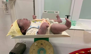 Kỳ tích sản phụ sinh thường bé gái nặng 5,5kg tại huyện miền núi Nghệ An