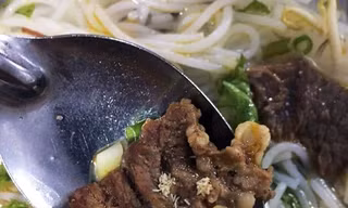 Trong lúc ăn trưa, công nhân nhà máy may tá hỏa phát hiện dòi trong thức ăn