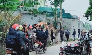 Người dân tá hỏa phát hiện ba người thương vong trong ngôi nhà khóa trái cửa