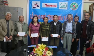 Báo Tiền Phong và nhà tài trợ trao 100 triệu đồng cho cựu TNXP Nghệ An