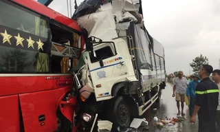 Xe khách đấu đầu xe tải khiến một người chết, hàng chục người bị thương