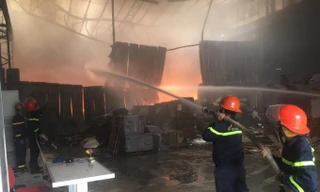 Lửa bùng phát dữ dội tại kho chứa hàng rộng 1.000m2