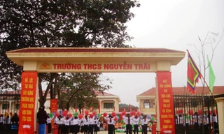 Rơi xuống bể bơi trường cấp 2, bé 4 tuổi đuối nước thương tâm