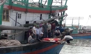 Bị máy tời cuốn đứt cánh tay, một ngư dân tử vong trên biển
