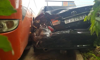 Xe khách đâm văng xe Camry hàng chục mét trên quốc lộ
