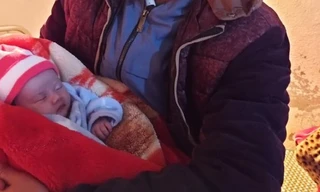 Thương tâm bé sơ sinh bị bỏ rơi giữa trời buốt lạnh