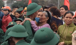 Xúc động giây phút tiễn tân binh lên đường tòng quân