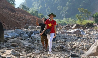 Người đẹp tài năng HHVN 2018 lội suối mang trung thu đến trẻ vùng biên