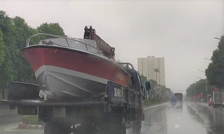 Công an Nghệ An chi viện ca nô cứu dân vùng lũ Hà Tĩnh