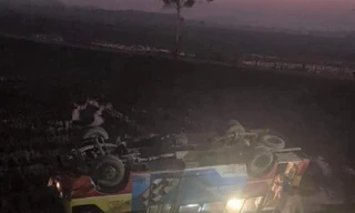 Lật xe buýt trên quốc lộ, hành khách hoảng loạn phá cửa thoát thân