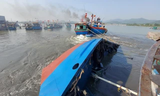 Tàu vỏ sắt chở dầu, nước ngọt bị lật trên đường vào cảng
