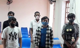 Thu nhập bấp bênh, 5 công dân vượt sông về Việt Nam
